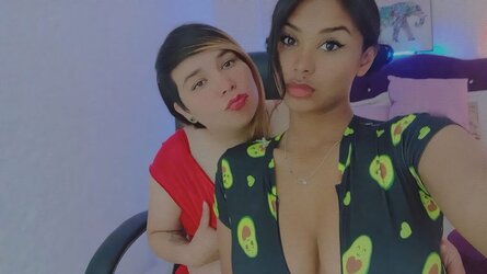 AnnieAndMia's live cam