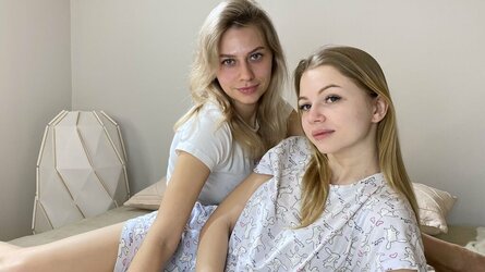 ChloeAndPiper's live cam